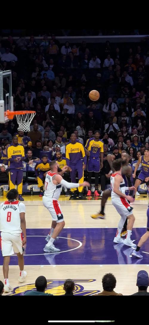 湖人碾压尼克斯，库里点燃赛场