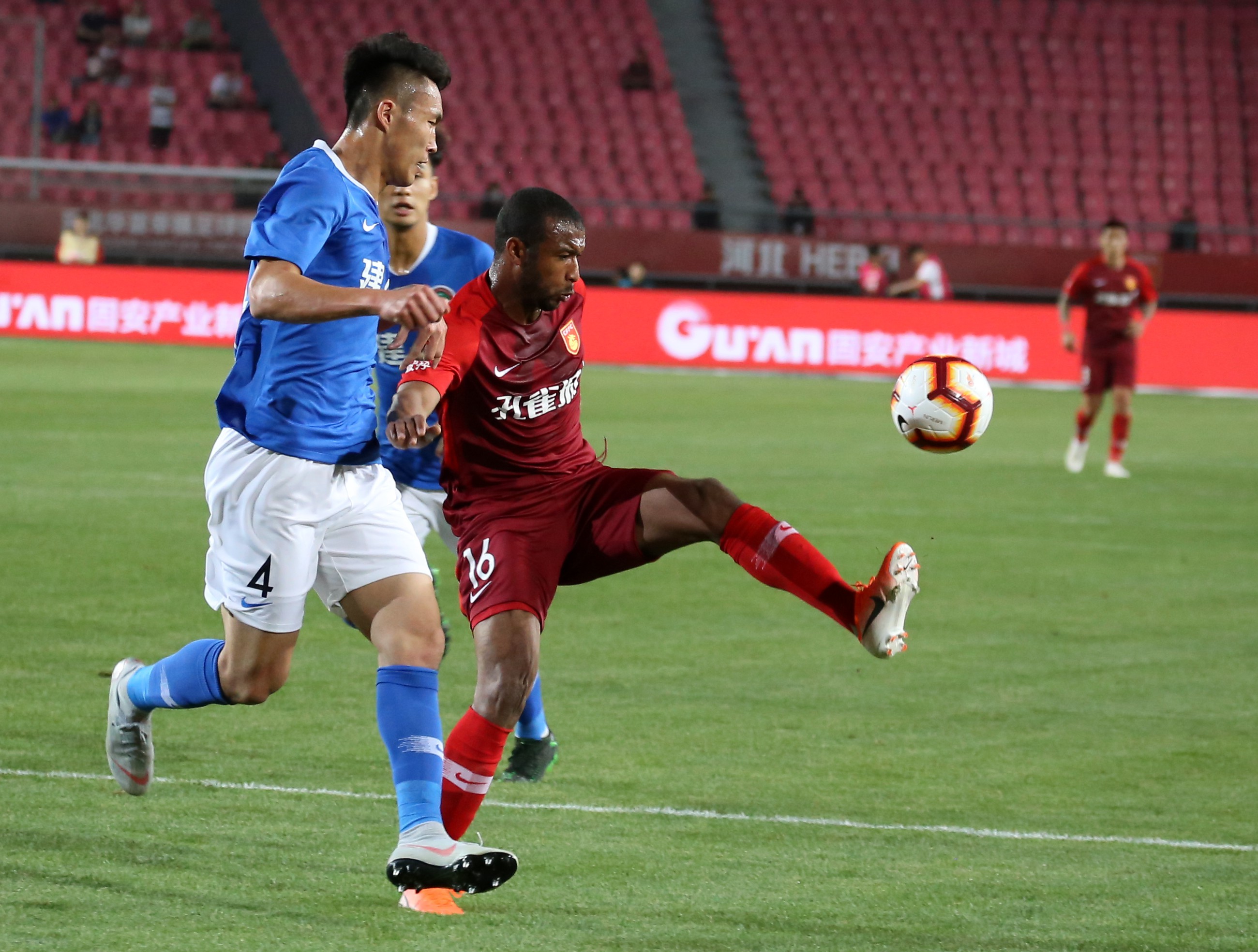 包含河南建业遭遇河北华夏幸福大胜，客场换帅表现不佳的词条