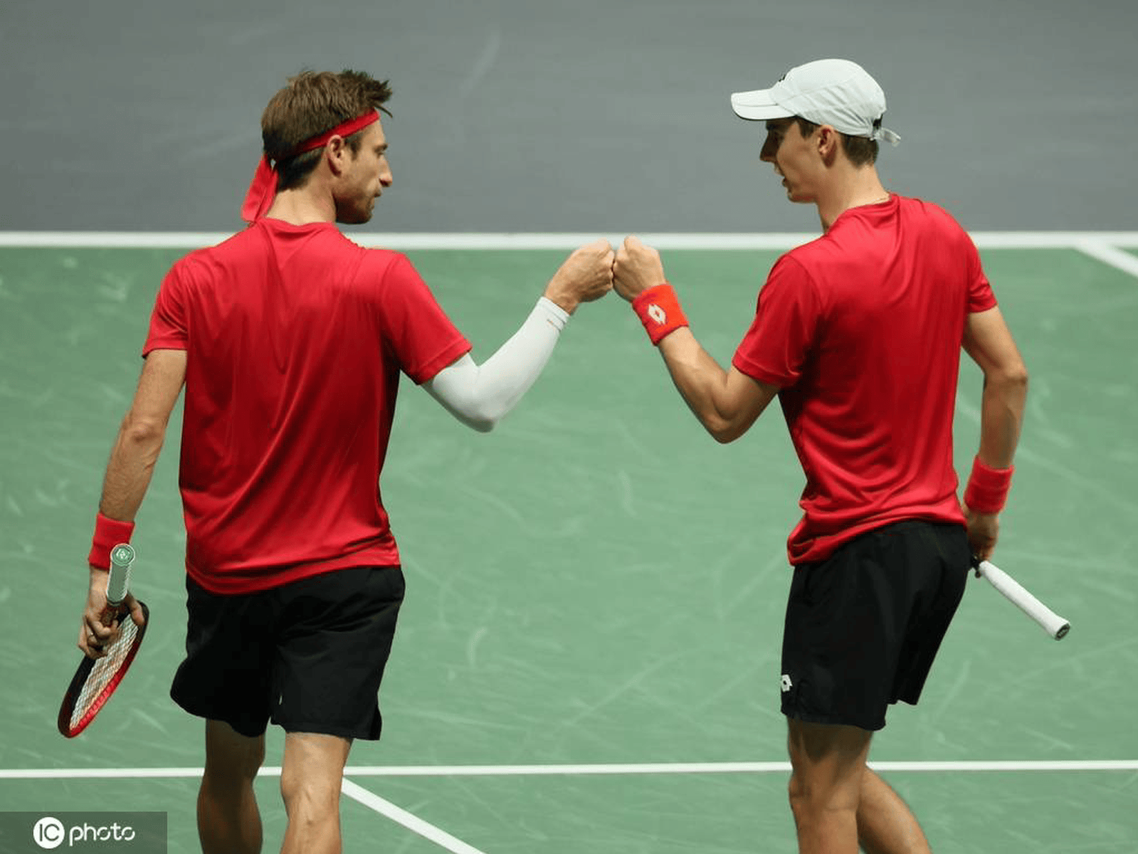 荷兰队在比利时队的激烈对抗中获得胜利，表现亮眼的简单介绍