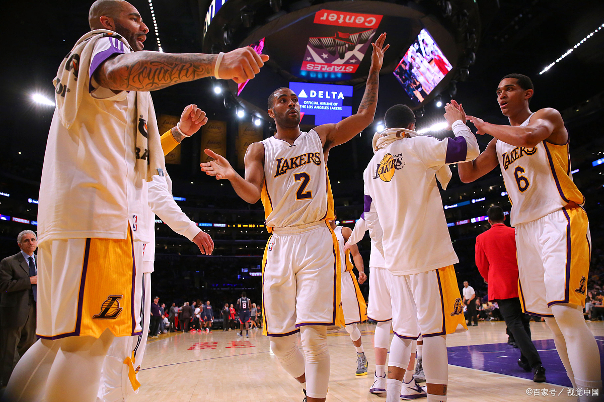 篮球场上的防守阵线铜墙铁壁！