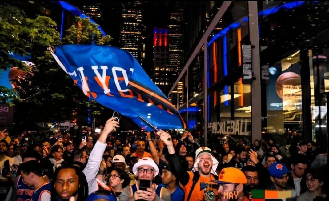 纽约尼克斯球员代表美国男篮取得胜利，成功挺进决赛的简单介绍