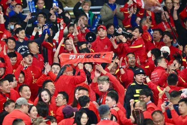 全国球迷热议足球顶级联赛登场