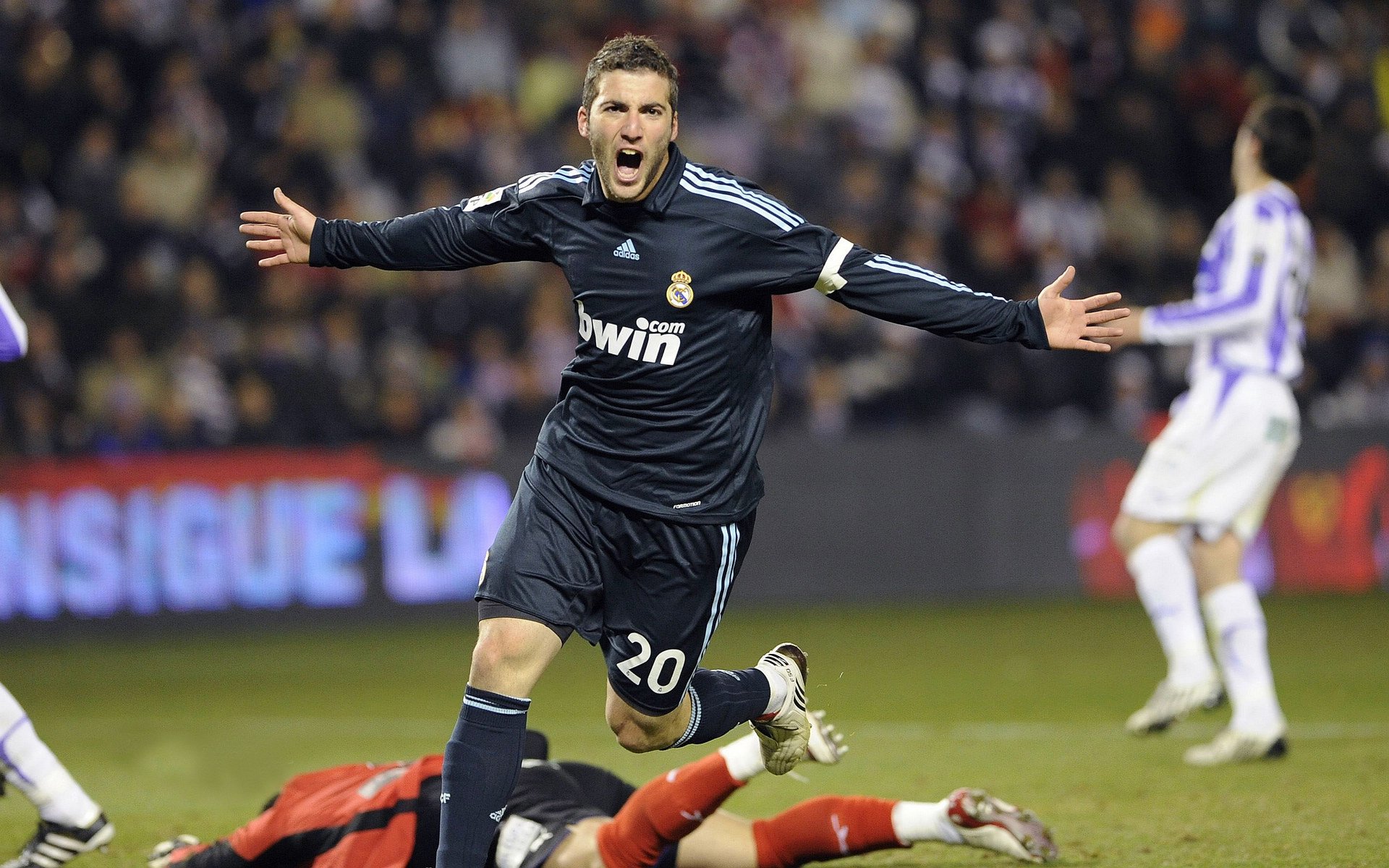 阿什拉夫点燃酋长球场，当阿森纳的红色浪潮遇见阿根廷的蓝白风暴